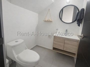 Casa Amueblada en Renta en Paseo San Junípero | Doble Seguridad | 3 rec | 2.5 baños | Jardín YR