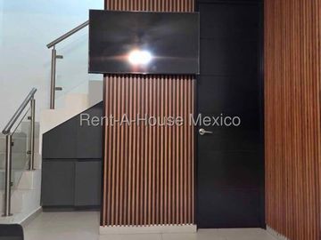 Casa Amueblada en Renta en Paseo San Junípero | Doble Seguridad | 3 rec | 2.5 baños | Jardín YR