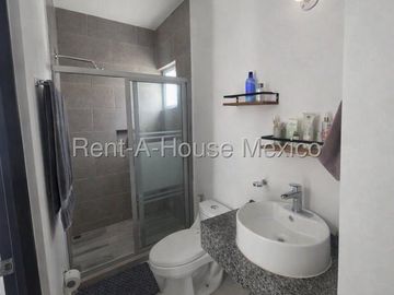 Casa Amueblada en Renta en Paseo San Junípero | Doble Seguridad | 3 rec | 2.5 baños | Jardín YR