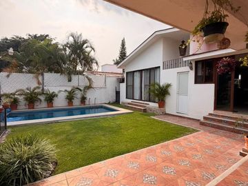 CASA CON ALBERCA EN LOMAS DE COCOYOC