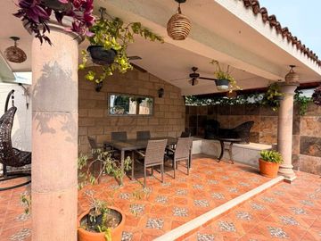 CASA CON ALBERCA EN LOMAS DE COCOYOC