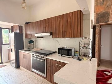 CASA CON ALBERCA EN LOMAS DE COCOYOC