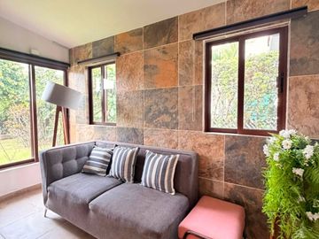 CASA CON ALBERCA EN LOMAS DE COCOYOC