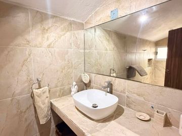 CASA CON ALBERCA EN LOMAS DE COCOYOC