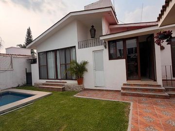 CASA CON ALBERCA EN LOMAS DE COCOYOC