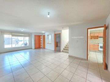 CASA EN RENTA EN MILENIO III, Qro. FAMILY ROOM, TERRAZA TECHADA Y COCHERA PARA 3 AUTOS!