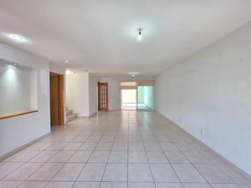 CASA EN RENTA EN MILENIO III, Qro. FAMILY ROOM, TERRAZA TECHADA Y COCHERA PARA 3 AUTOS!