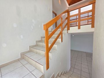 CASA EN RENTA EN MILENIO III, Qro. FAMILY ROOM, TERRAZA TECHADA Y COCHERA PARA 3 AUTOS!