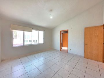 CASA EN RENTA EN MILENIO III, Qro. FAMILY ROOM, TERRAZA TECHADA Y COCHERA PARA 3 AUTOS!