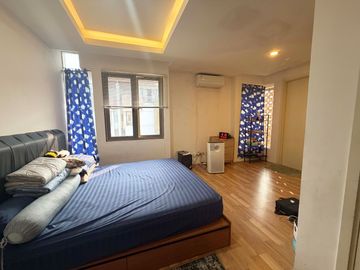 Paling Murah!! Dijual Rumah 3 Lantai Puri 11 Semi Furnished Luas 7X12,5 Dekat Green Lake