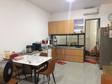 Paling Murah!! Dijual Rumah 3 Lantai Puri 11 Semi Furnished Luas 7X12,5 Dekat Green Lake