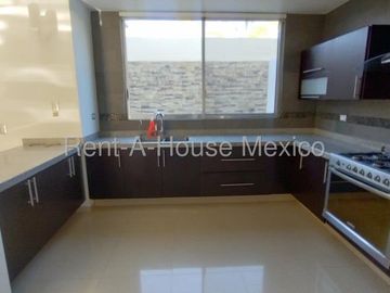 Valle de Juriquilla. RENTA - Casa con área de TV, amenidades, 3 recámaras