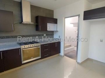 Valle de Juriquilla. RENTA - Casa con área de TV, amenidades, 3 recámaras