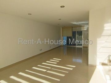 Valle de Juriquilla. RENTA - Casa con área de TV, amenidades, 3 recámaras