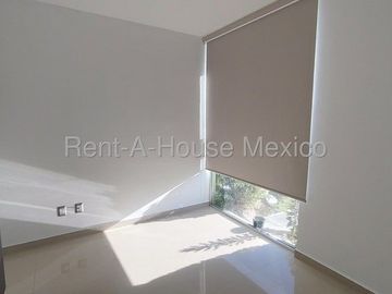 Valle de Juriquilla. RENTA - Casa con área de TV, amenidades, 3 recámaras