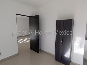 Valle de Juriquilla. RENTA - Casa con área de TV, amenidades, 3 recámaras