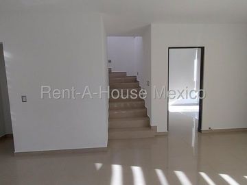 Valle de Juriquilla. RENTA - Casa con área de TV, amenidades, 3 recámaras