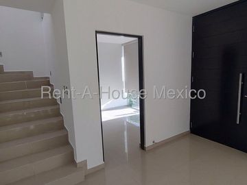 Valle de Juriquilla. RENTA - Casa con área de TV, amenidades, 3 recámaras