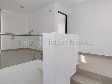 Valle de Juriquilla. RENTA - Casa con área de TV, amenidades, 3 recámaras