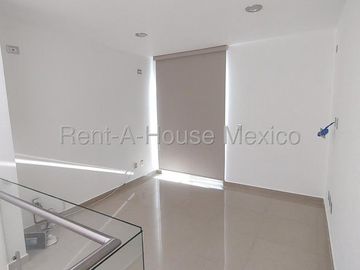 Valle de Juriquilla. RENTA - Casa con área de TV, amenidades, 3 recámaras