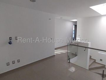 Valle de Juriquilla. RENTA - Casa con área de TV, amenidades, 3 recámaras