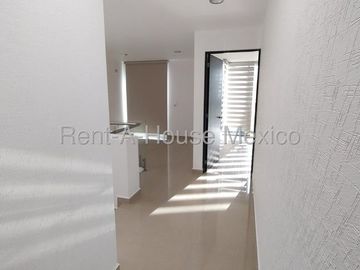 Valle de Juriquilla. RENTA - Casa con área de TV, amenidades, 3 recámaras