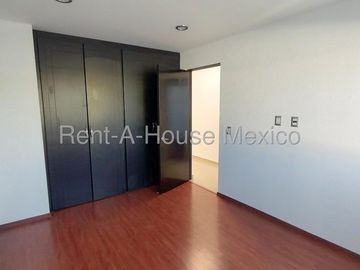 Valle de Juriquilla. RENTA - Casa con área de TV, amenidades, 3 recámaras