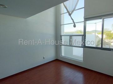 Valle de Juriquilla. RENTA - Casa con área de TV, amenidades, 3 recámaras