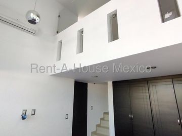 Valle de Juriquilla. RENTA - Casa con área de TV, amenidades, 3 recámaras
