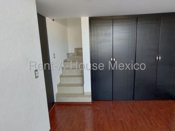 Valle de Juriquilla. RENTA - Casa con área de TV, amenidades, 3 recámaras