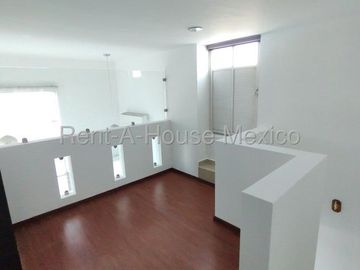 Valle de Juriquilla. RENTA - Casa con área de TV, amenidades, 3 recámaras