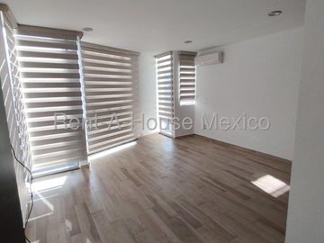 Valle de Juriquilla. RENTA - Casa con área de TV, amenidades, 3 recámaras