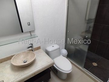 Valle de Juriquilla. RENTA - Casa con área de TV, amenidades, 3 recámaras