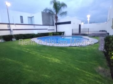 Valle de Juriquilla. RENTA - Casa con área de TV, amenidades, 3 recámaras