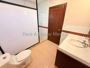 Casa multiniveles con 3 recámaras, cuarto de servicio, estudio - Loma Dorada. RENTA