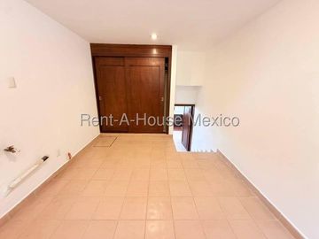 Casa multiniveles con 3 recámaras, cuarto de servicio, estudio - Loma Dorada. RENTA