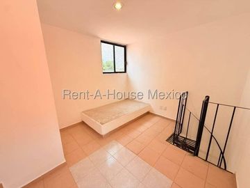 Casa multiniveles con 3 recámaras, cuarto de servicio, estudio - Loma Dorada. RENTA