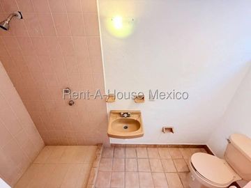 Casa multiniveles con 3 recámaras, cuarto de servicio, estudio - Loma Dorada. RENTA