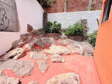 Casa multiniveles con 3 recámaras, cuarto de servicio, estudio - Loma Dorada. RENTA