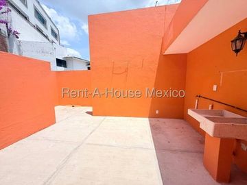 Casa multiniveles con 3 recámaras, cuarto de servicio, estudio - Loma Dorada. RENTA