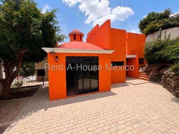 Casa multiniveles con 3 recámaras, cuarto de servicio, estudio - Loma Dorada. RENTA
