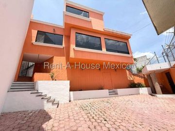 Casa multiniveles con 3 recámaras, cuarto de servicio, estudio - Loma Dorada. RENTA
