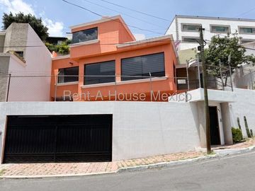 Casa multiniveles con 3 recámaras, cuarto de servicio, estudio - Loma Dorada. RENTA