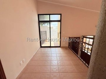 Casa multiniveles con 3 recámaras, cuarto de servicio, estudio - Loma Dorada. RENTA