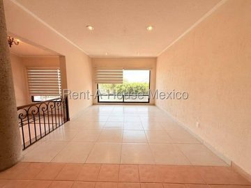 Casa multiniveles con 3 recámaras, cuarto de servicio, estudio - Loma Dorada. RENTA