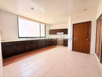 Casa multiniveles con 3 recámaras, cuarto de servicio, estudio - Loma Dorada. RENTA