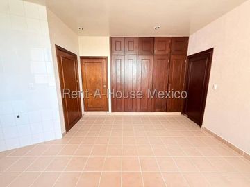 Casa multiniveles con 3 recámaras, cuarto de servicio, estudio - Loma Dorada. RENTA