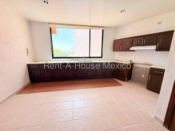 Casa multiniveles con 3 recámaras, cuarto de servicio, estudio - Loma Dorada. RENTA