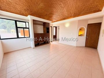 Casa multiniveles con 3 recámaras, cuarto de servicio, estudio - Loma Dorada. RENTA