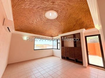 Casa multiniveles con 3 recámaras, cuarto de servicio, estudio - Loma Dorada. RENTA